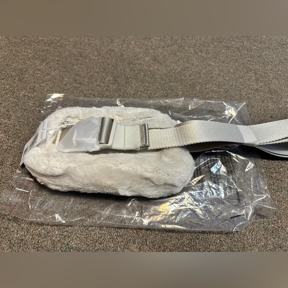 Lululemon Everywhere Belt Bag Plush Fleece Bone ( White)/ Silver 7.5” x 5” - Picture 12 of 16